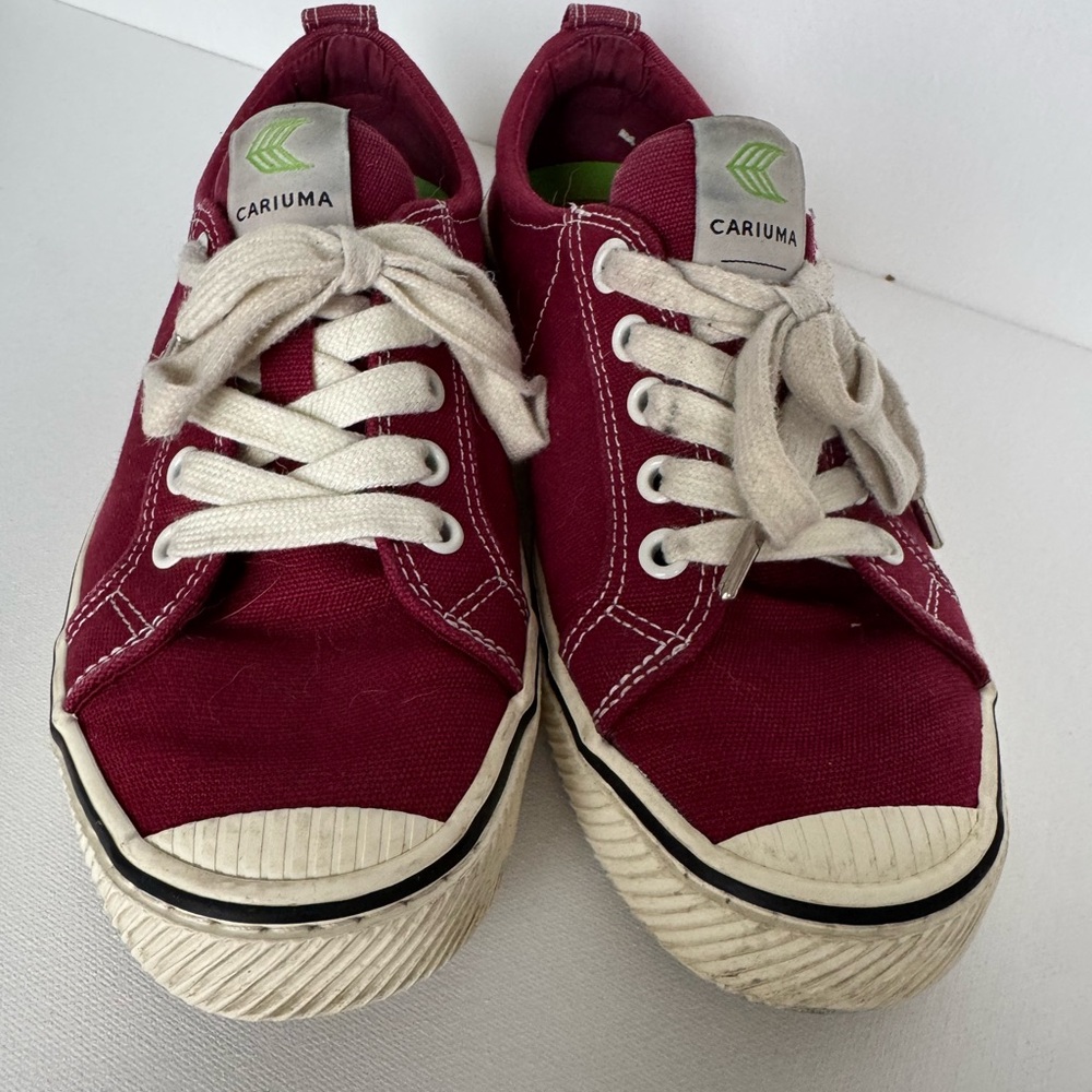 Cariuma OCA low in Burgundy
